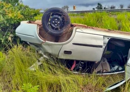 Carro capota na MS-430, sai da pista e motorista morre no local