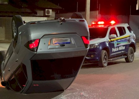 IVINHEMA: Acidente envolvendo três veículos deixa carro capotado no Bairro Itapoã
