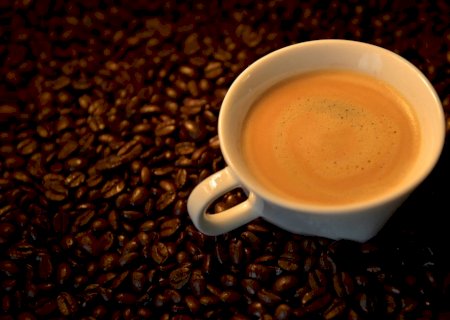 Bebidas com cafeína podem ajudar a proteger o cérebro, diz estudo
