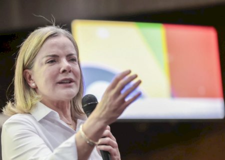 Gleisi diz que presidente da CPMI aplicou um golpe em votação de quebra de sigilo de Lulinha