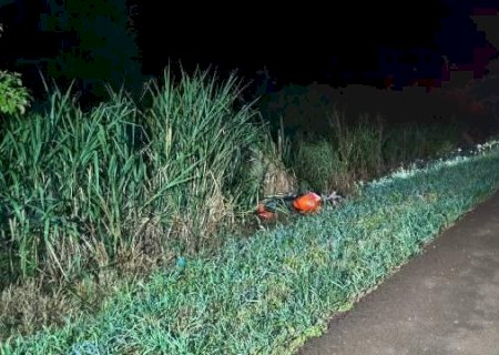 Motociclista morre após invadir pista contrária e bater em caminhão