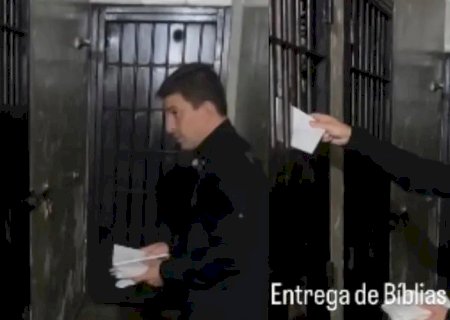 Delegado distribui bíblias para presos após operação: “Para refletir e conversar com Deus”