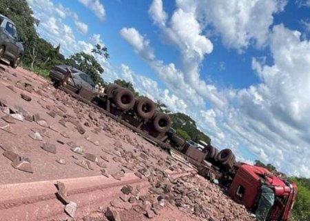 Carreta tomba, espalha minério em rodovia e causa congestionamento quilométrico