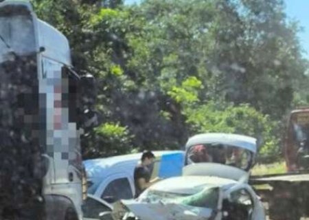 Motorista morre ao bater carro de frente com carreta na rodovia no MS