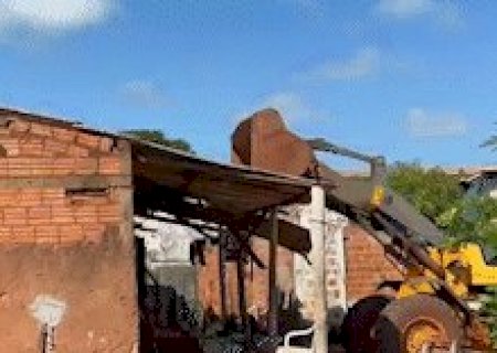 Casa em &aacute;rea invadida usada como boca de fumo e ponto de prostitui&ccedil;&atilde;o &eacute; demolida