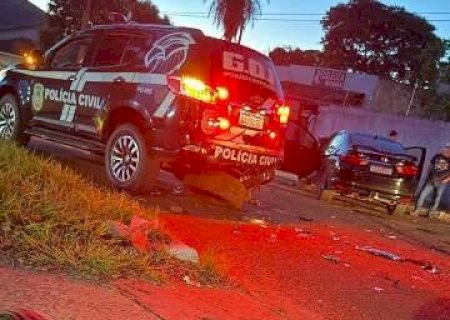 Motorista embriagado bate em viatura da pol&iacute;cia que abordava suspeito de furto