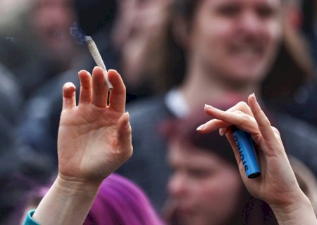Adolescentes que usam maconha podem desenvolver psicose e bipolaridade, aponta estudo