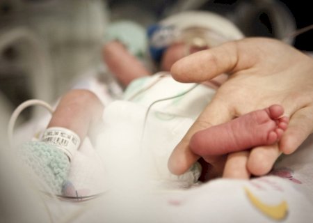Menos antibiótico e mais leite materno reduzem infecção grave em bebês prematuros, diz estudo