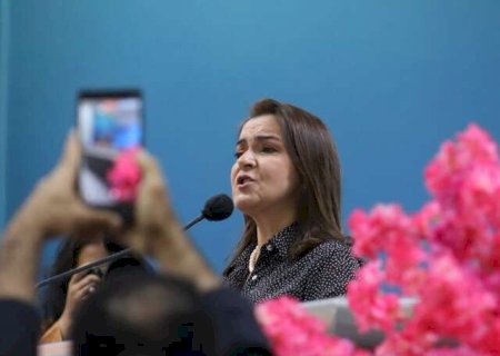 Prefeita Adriane diz enfrentar ataques por ser mulher e garante que não vai desistir