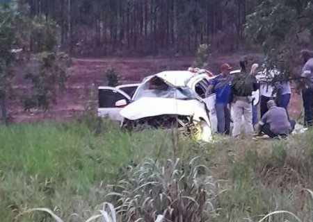 Mulher morre e 2 ficam feridas em acidente com veículo de secretária de saúde