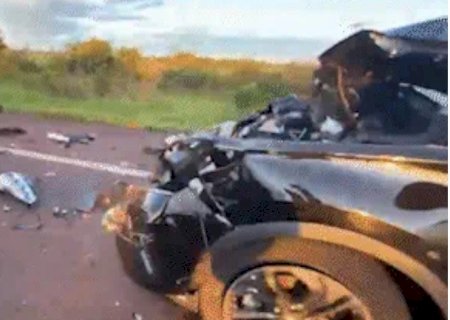 SUV tem frente destruída em colisão com caminhão e duas pessoas ficam feridas