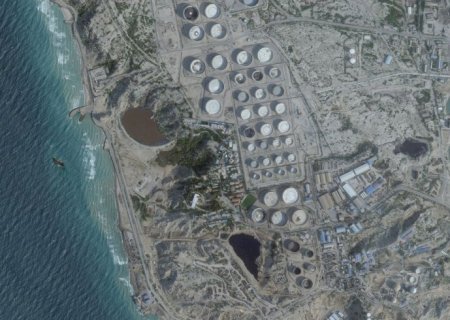 Irã incendeia petroleiro gigante perto de Dubai após alertas de Trump