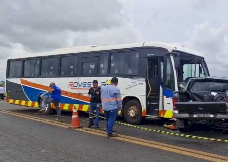 Idoso morre em colisão entre caminhonete e ônibus na BR-163