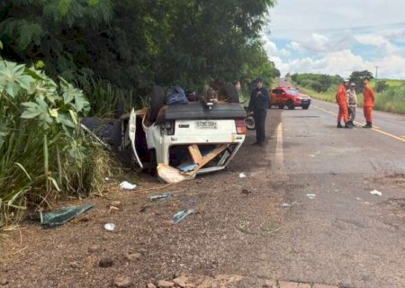 Idosa morre e criança fica ferida após carro capotar ao tentar desviar de buraco