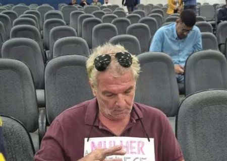 Manifestante com cartaz “Mulher obedece a serpente” é retirado da Câmara