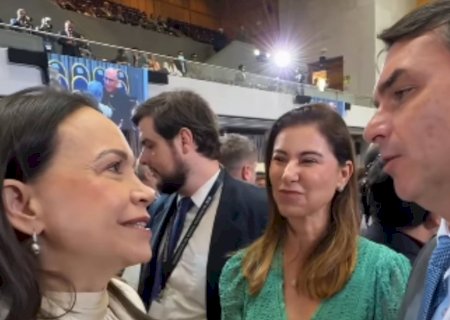 No Chile, Corina Machado encontra com Flávio e fala em ‘justiça para nossos países’