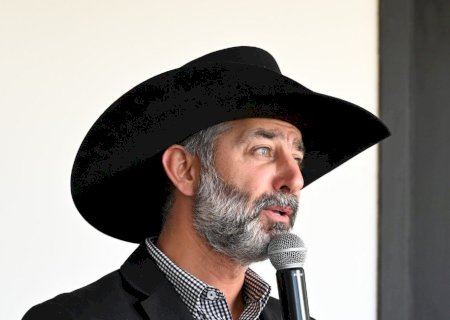 Catan deixa o PL, se filia ao Novo e articulação com Juliano Ferro levanta dúvidas sobre futuro político do prefeito