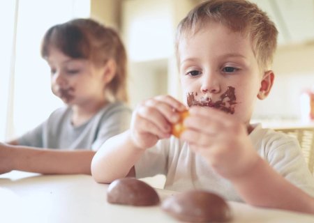 Chocolate não é indicado para bebês de até 2 anos; veja sugestões saudáveis para as crianças na Páscoa