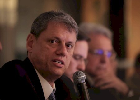 'Esquece, é Lula e Flávio', diz Tarcísio sobre a 3ª via