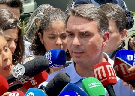 Estão brincando com a saúde de Bolsonaro, diz Flávio