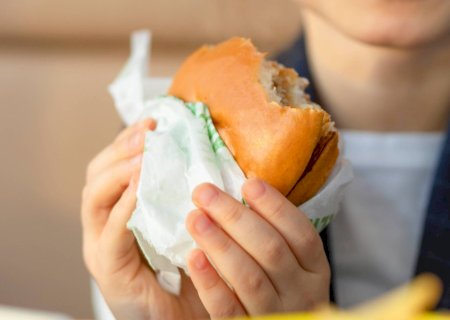 Fatores sociais afetam o consumo de alimentos ultraprocessados por crianças, diz Unicef