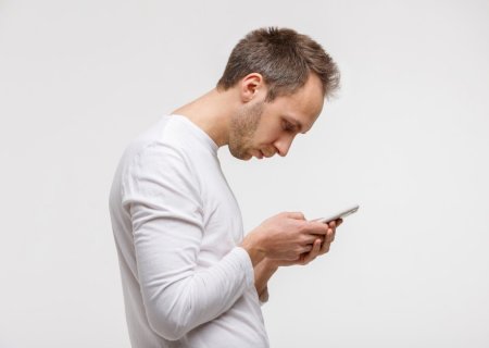 O preço de olhar para baixo: como o uso do celular está moldando dores e rugas