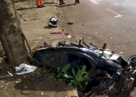 Motociclista perde controle, bate em árvore e morre em avenida
