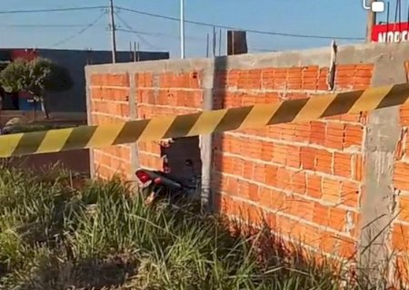 Motociclista morre após perder controle e bater contra muro