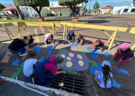 Pinturas em bocas de lobo reforçam conscientização ambiental em Taquarussu