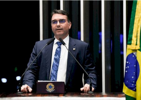 “Que Deus nos proteja desse tipo de violência”, diz Flávio Bolsonaro após tiroteio em jantar
