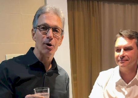 Zema brinca com Flávio Bolsonaro: ‘Convite para ser meu vice’
