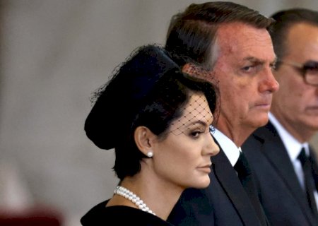 ‘Presa’ com Jair, Michelle Bolsonaro tem dificuldade de articular candidatura 