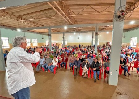 Zeca do PT participa de reunião com agricultores e entrega contratos em assentamento de Ponta Porã