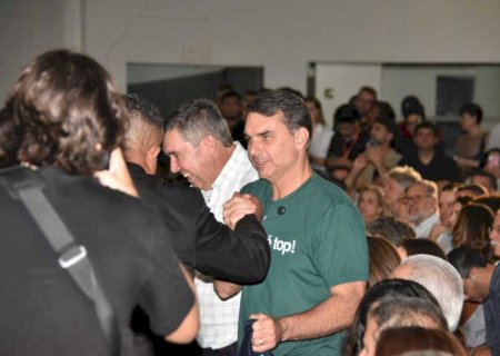 Flávio Bolsonaro não confirma Tereza Cristina, mas diz que é 'sonho de consumo' ter ela como vice