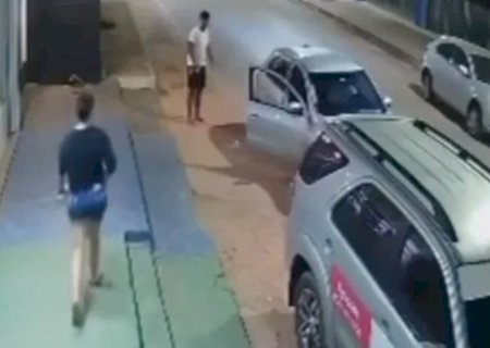 Câmera flagra momento em que mulher joga água quente no namorado