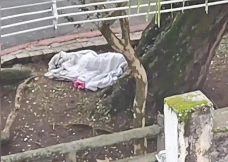 Mulher é localizada dormindo na rua após ser confundida com cadáver