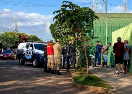 Homem armado com faca tenta puxar crianças na entrada de escola e é preso