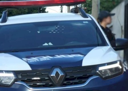 Policiais arrombam janela de casa e resgatam menina mantida trancada há dias em MS