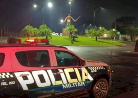 Criança de 4 anos é acolhida pela PM após vagar sozinha em estrada