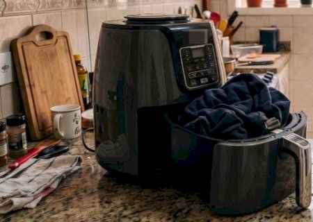 Mulher surta, invade casa do ex, agride casal e coloca casaco para queimar em air fryer