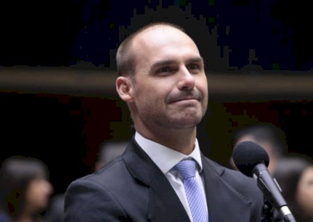 A reação no ‘bolsonarismo raiz’ à manobra de Eduardo Bolsonaro