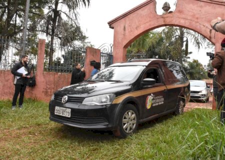 Médico que encontrou esposa morta foi autuado por posse irregular de arma e fraude processual