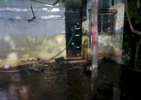 Vela acesa para santo provoca incêndio e destrói casa em MS