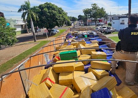 Caminhoneiro é preso com 8,3 toneladas de maconha na BR-163