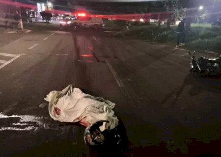 Adolescente cai de moto e morre ao ser atropelado por ônibus