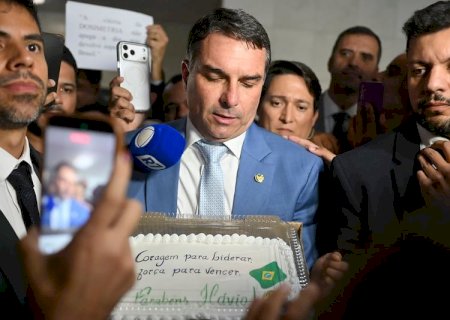 Flávio Bolsonaro desembarca nos EUA à espera de encontro com Trump