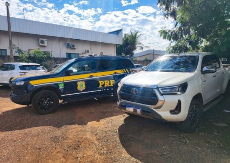 Caminhonete furtada é recuperada com placas falsas e motorista preso