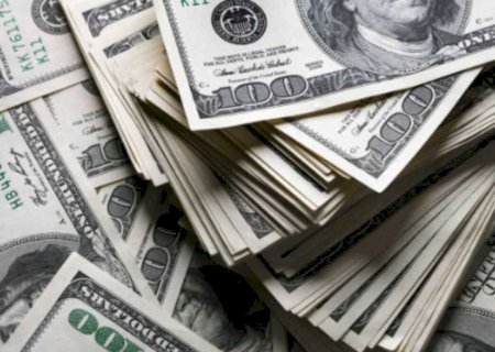 Dólar recua com alívio no mercado internacional, mas segue acima dos R$ 5