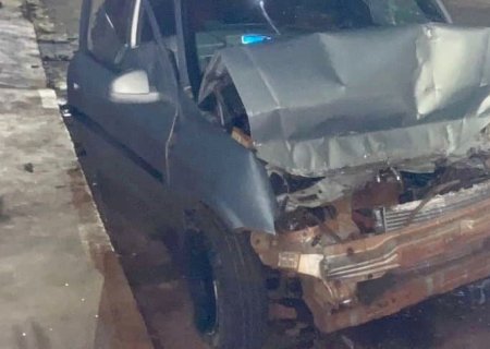 Celta colide violentamente na traseira de caminhão estacionado e motorista morre em Nova Andradina