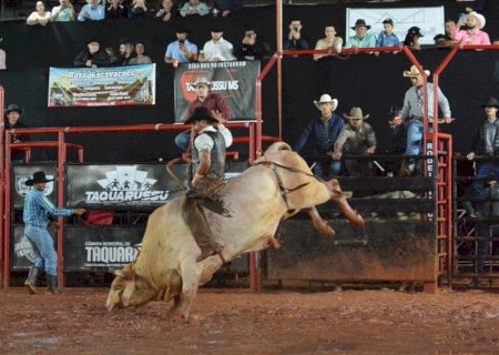 Emoção, chuva e arena lotada marcam a grande final da 35ª Festa do Peão de Taquarussu